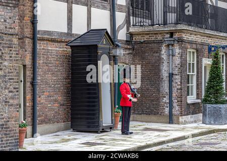 Membro della Guardia Coldstream in servizio alla Torre di Londra, Londra EC3 Foto Stock