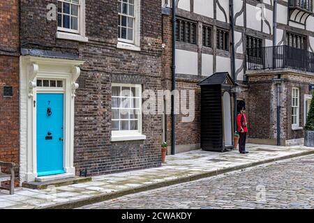 Membro della Guardia Coldstream in servizio alla Torre di Londra, Londra EC3 Foto Stock