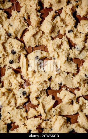 Pronti a cuocere i tipi di pasta di cioccolato e shortbread per la cottura a casa tendenza dessert brownie e biscotti. Primo piano. Cibo sfondo Foto Stock