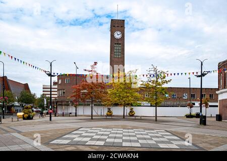 Centro città con torre dell'orologio e ex monumento ai caduti A Crewe Cheshire Regno Unito Foto Stock