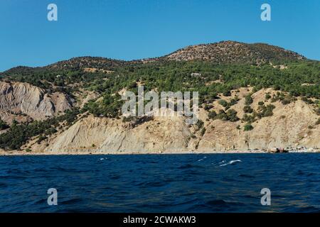 bellissimo paesaggio mare alte montagne e cielo blu Foto Stock