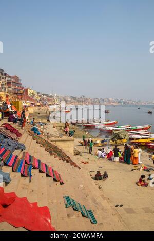 India, Utttar Pradesh, Varanasi, asciugatura lavaggio sulle rive del fiume Gange Foto Stock