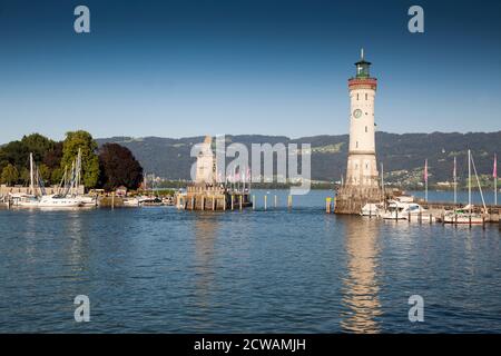 Faro di New Lindau e leone bavarese all'ingresso del porto, porto, isola di Lindau, Lindau sul lago di Costanza, regione del lago di Costanza, Swabia, Germ Foto Stock