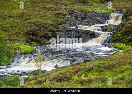Serie di cascate sul fiume Dundonnell a Wester Ross, Highland Region, Scozia, Regno Unito Foto Stock