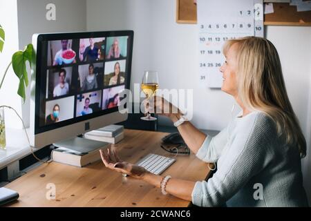 Festa virtuale dell'happy hour. Videoconferenza incontro online con amici e familiari. Festa di compleanno in chiamata online Zoom amici celebrare Foto Stock