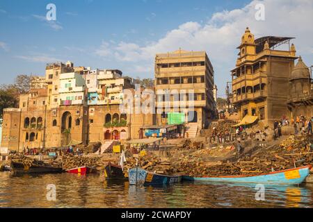 India, Uttar Pradesh, Varanasi, Manikarnika Ghat - il principale ghat in fiamme Foto Stock