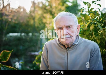 Ritratto artistico di un anziano amichevole in primo piano di strada. Spazio di copia Foto Stock