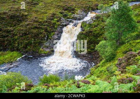 Cascata e piscina sul fiume Dundonnell a Wester Ross, Highland Region, Scozia, Regno Unito Foto Stock