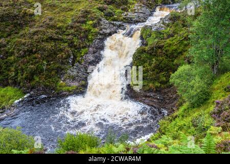 Cascata e piscina sul fiume Dundonnell a Wester Ross, Highland Region, Scozia, Regno Unito Foto Stock