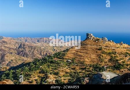 Italia Calabria Provincia di Reggio Calabria Bova - Normanna castello e paesaggio Foto Stock