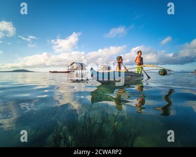 Zingaro marino nomade intorno all'isola in Semporna, Sabah, Malesia, Borneo. Foto Stock