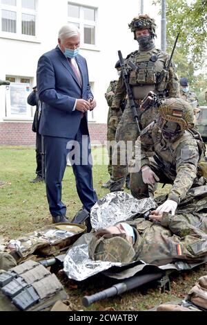 29 settembre 2020, Renania Settentrionale-Vestfalia, Münster: Il presidente federale Frank-Walter Steinmeier (l) visita il I. corpo tedesco-olandese e fa spiegare ai soldati dell'unità le procedure. L'unità multinazionale è stata fondata nel 1995 e quest'anno festeggia il suo 25° compleanno. Foto: Caroline Seidel/dpa Foto Stock