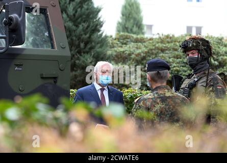 29 settembre 2020, Renania Settentrionale-Vestfalia, Münster: Il presidente federale Frank-Walter Steinmeier (l) visita il I. corpo tedesco-olandese e fa spiegare ai soldati dell'unità le procedure. L'unità multinazionale è stata fondata nel 1995 e quest'anno festeggia il suo 25° compleanno. Foto: Caroline Seidel/dpa Foto Stock