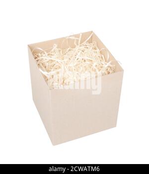 Vista dall'alto della scatola di cartone per eco-regalo piena di carta/paglia bianca grattugiata decorativa. Isolato su bianco. Tracciato di ritaglio incluso. Foto Stock
