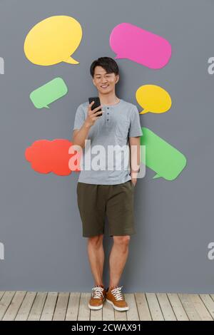 Prendete il giovane uomo telefono cellulare SMS Foto Stock
