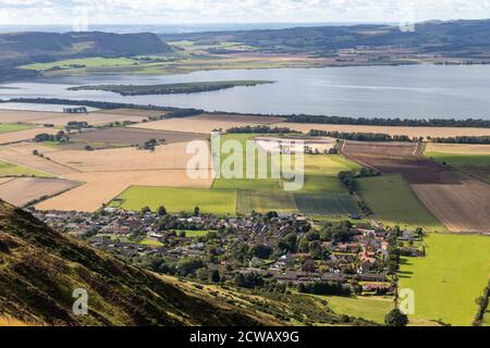 Guardando da Bishop Hill verso Loch Leven e il villaggio di Kinnesswood, Perth e Kinross, Scozia. Foto Stock