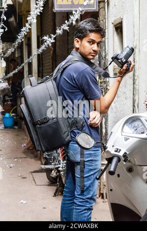 Un ritratto di fotografo che sta coprendo chandani chowk, vecchia delhi, india Foto Stock