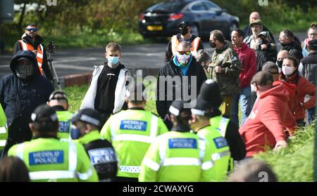 Penalmente, Galles, Sabato, 26 settembre 2020 nella foto sono manifestanti che sono contro il regime di portare i richiedenti asilo al campo di Penally vicino T. Foto Stock