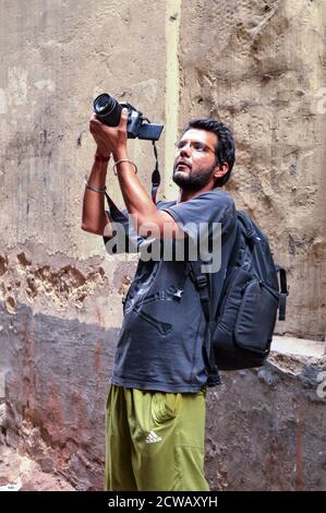 Un ritratto di fotografo che sta coprendo chandani chowk, vecchia delhi, india Foto Stock