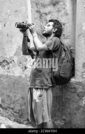 Un ritratto di fotografo che sta coprendo chandani chowk, vecchia delhi, india Foto Stock