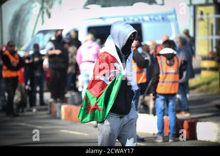 Penalmente, Galles, Sabato, 26 settembre 2020 nella foto sono manifestanti che sono contro il regime di portare i richiedenti asilo al campo di Penally vicino T. Foto Stock