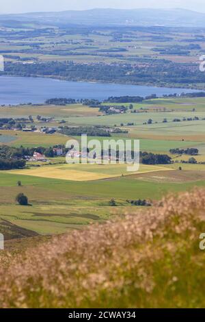 Guardando verso Loch Leven dalle pendici di West Lomond Hill, Fife, Scozia. Foto Stock