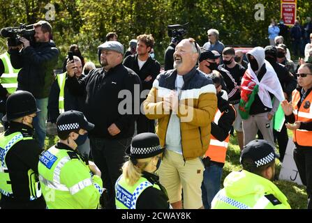 Penalmente, Galles, Sabato, 26 settembre 2020 nella foto sono manifestanti che sono contro il regime di portare i richiedenti asilo al campo di Penally vicino T. Foto Stock