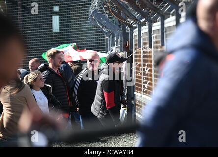 Penalmente, Galles, Sabato, 26 settembre 2020 nella foto sono manifestanti che sono contro il regime di portare i richiedenti asilo al campo di Penally vicino T. Foto Stock