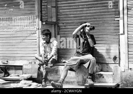 Un ritratto di fotografo che sta coprendo chandani chowk, vecchia delhi, india Foto Stock