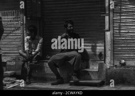 Un ritratto di fotografo che sta coprendo chandani chowk, vecchia delhi, india Foto Stock