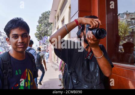 Un ritratto di fotografo che sta coprendo chandani chowk, vecchia delhi, india Foto Stock