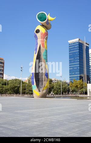 BARCELLONA, SPAGNA-4 SETTEMBRE 2020: Dona i Ocell ('Donna e uccello') scultura di Joan Miro (aperto 1982-1983). E' chiuso a chiave nel Parco Joan Miro. Foto Stock