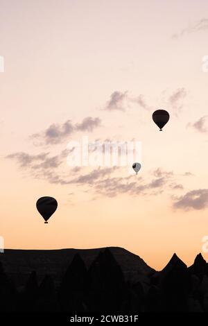 Palloncini volanti sullo sfondo del cielo colorato dell'alba Foto Stock