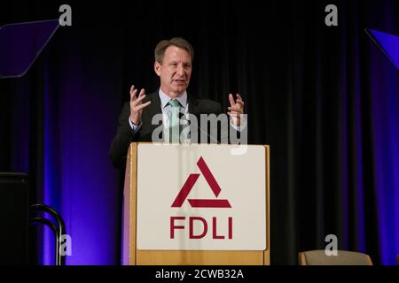 Dr. Sharpless @ FDLI (FDA 190502 0045) intervento del commissario responsabile della FDA Dr. Norman E. Sharpless discorso alla Conferenza annuale della FDLI, 2 maggio 2019, Washington, DC. Foto Stock