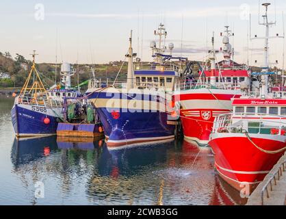 I pescherecci da traino hanno allacciato Keelbeg Pier Union Hall West Cork Irlanda Foto Stock
