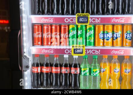 Sochi Lazarevskoye, Russia-13 settembre 2020: Coca Cola sprite Fanta nel frigorifero vendita di bevande gassate Foto Stock