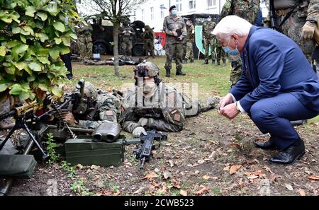 29 settembre 2020, Renania Settentrionale-Vestfalia, Münster: Il presidente federale Frank-Walter Steinmeier (r) visita il I. corpo tedesco-olandese e fa spiegare ai soldati dell'unità le procedure. L'unità multinazionale è stata fondata nel 1995 e quest'anno festeggia il suo 25° compleanno. Foto: Caroline Seidel/dpa Foto Stock
