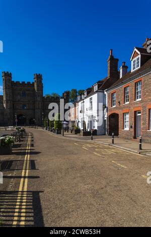 Inghilterra, East Sussex, Battle, High Street Shops e Battle Abbey Gatehouse Foto Stock