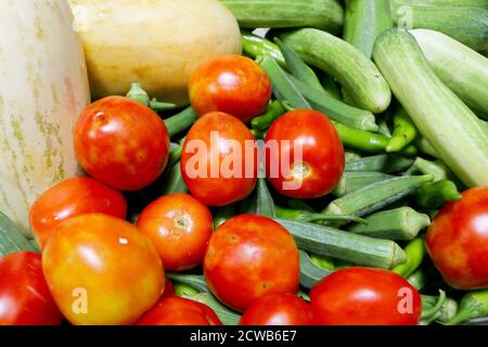 Una composizione con verdure biologiche crude assortite. Dieta disintossicante Foto Stock