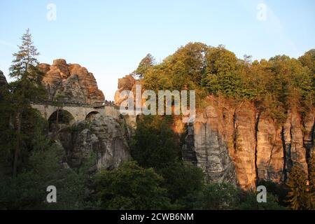 Vista sul Ponte di Bastei all'alba, Bastei Saxon Svizzera, Germania Foto Stock
