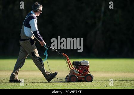 Scarificante campo dopo l'ultima partita della stagione. Foto Stock