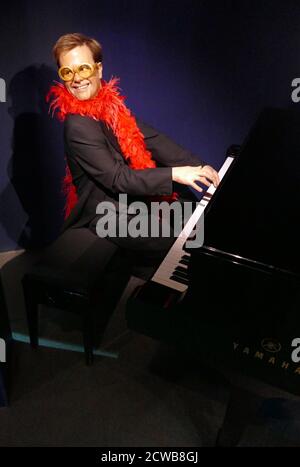 Cera raffigurante Elton John. Sir Elton Hercules John (1947-) un cantante, cantautore, pianista e compositore inglese. Foto Stock