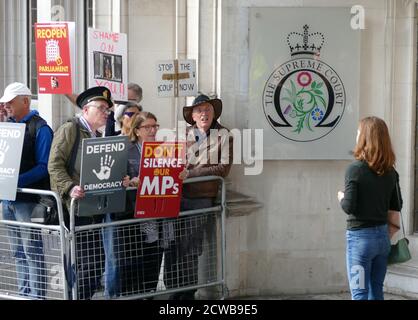 Manifestanti pro-rimain alla Corte Suprema di Londra per contestare la Prorogazione del Parlamento. 17 settembre 2019. La proroga del Parlamento è stata ordinata dalla regina Elisabetta II su consiglio del primo ministro conservatore Boris Johnson, il 28 agosto 2019. I politici dell'opposizione lo hanno visto come un tentativo incostituzionale di ridurre il controllo parlamentare del piano Brexit del governo. Foto Stock