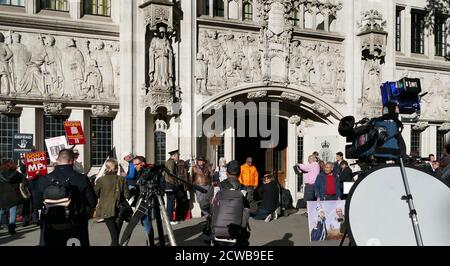 I mezzi di comunicazione che coprono la Corte Suprema di Londra per riferire sull'audizione per contestare la Prorogazione del Parlamento. 17 settembre 2019. La proroga del Parlamento è stata ordinata dalla regina Elisabetta II su consiglio del primo ministro conservatore Boris Johnson, il 28 agosto 2019. I politici dell'opposizione lo hanno visto come un tentativo incostituzionale di ridurre il controllo parlamentare del piano Brexit del governo. Foto Stock