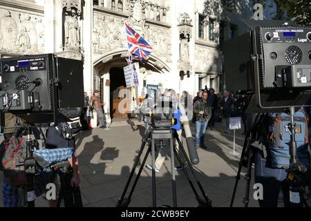 I mezzi di comunicazione che coprono la Corte Suprema di Londra per riferire sull'audizione per contestare la Prorogazione del Parlamento. 17 settembre 2019. La proroga del Parlamento è stata ordinata dalla regina Elisabetta II su consiglio del primo ministro conservatore Boris Johnson, il 28 agosto 2019. I politici dell'opposizione lo hanno visto come un tentativo incostituzionale di ridurre il controllo parlamentare del piano Brexit del governo. Foto Stock