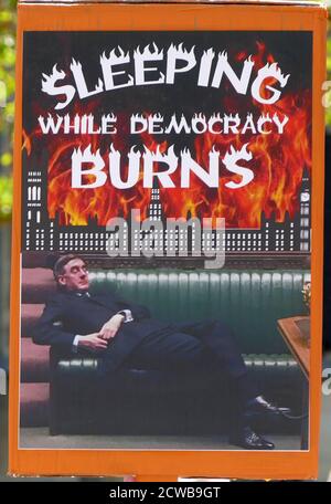 Nel settembre del 2019, politico britannico pro-Brexit, Jacob Rees-Mogg è diventato oggetto di critiche dopo che un suo ritratto si era reclinato sulla panchina della Camera dei Comuni, durante la pubblicazione di un dibattito sulla Brexit sui media. Jacob Rees-Mogg (nato il 24 maggio 1969) è leader della Camera dei Comuni e Signore Presidente del Consiglio dal 2019. Da un poster Pro-restate a un rally Foto Stock