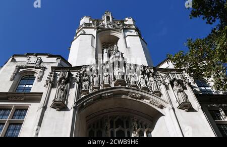 Sollievo fuori dalla Corte Suprema, Londra. La Corte è l'ultima corte d'appello del Regno Unito. Le scene del fregio includono il re John che consegna la Magna carta ai baroni di Runnymede, la concessione della carta di Westminster Abbey, e il duca di Northumberland che offre la corona d'Inghilterra a Lady Jane Grey. Foto Stock