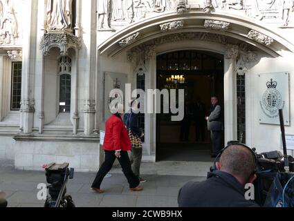 Joanna Cherry, politico scozzese, lascia la Corte Suprema, l'ultimo giorno dell'audizione sulla Prorogazione del Parlamento. Il 2019 28 agosto 2019, la Regina Elisabetta II ha ordinato la proroga del Parlamento del Regno Unito su consiglio del primo ministro conservatore Boris Johnson. I politici dell'opposizione lo hanno visto come un tentativo incostituzionale di ridurre il controllo parlamentare del piano Brexit del governo. Il 24 settembre 2019 la Corte suprema del Regno Unito ha deciso che la proroga era illegittima. Foto Stock