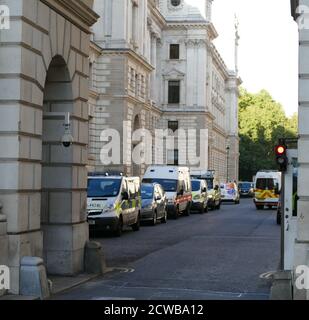 Furgoni della polizia con riserve di polizia a Whitehall, Londra in standby durante lo sciopero climatico del 20 settembre 2019, Londra. Conosciuta anche come la settimana Globale per il futuro, una serie di scioperi e proteste internazionali per chiedere che si agisca per affrontare il cambiamento climatico. Le proteste del 20 settembre sono state probabilmente i più grandi scioperi climatici della storia mondiale. Gli organizzatori hanno riferito che oltre 4 milioni di persone hanno partecipato a scioperi in tutto il mondo, tra cui 300000 persone si sono unite alle proteste del Regno Unito Foto Stock