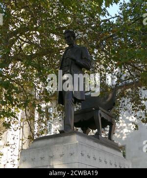 Statua di Abraham Lincoln: L'uomo, di Augustus Saint-Gaudens (1887), Piazza del Parlamento, Londra. Foto Stock